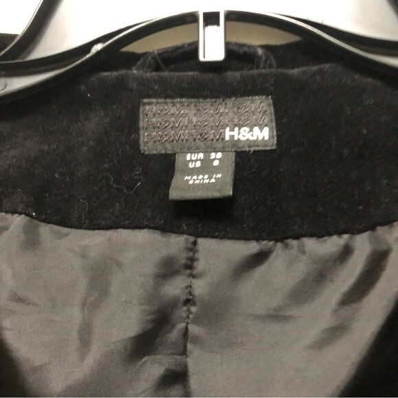 H&M WOMEN'S BLAZER VELVET BLACK SIZE 8 3 BUTTONS, 2 POCKETS , SLEEVES W/BUTTON - Picture 5 of 7